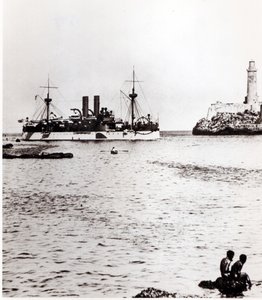 USS Maine wchodzący do portu w Hawanie na Kubie, 1898 (patrz 206526, 206527) autorstwa American Photographer