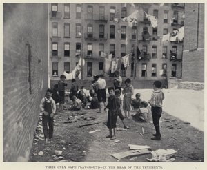 Ich jedyny bezpieczny plac zabaw na tyłach kamienic (zdjęcie czarno-białe) autorstwa American Photographer