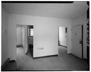 Typowy apartament z 2 sypialniami, wejściem do pokoju, korytarzem z łazienką i sypialniami (po lewej), wejściem do kuchni (po prawej) - Techwood Homes, budynek nr 6, 465 Techwood Drive i 119-125 Hunnicutt Street, Atlanta, Fulton County, GA autorstwa American Photographer