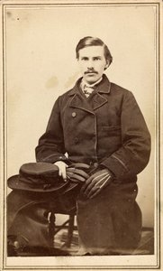 Niezidentyfikowany mężczyzna w płaszczu z czapką i rękawiczkami autorstwa American Photographer