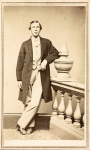 Niezidentyfikowany mężczyzna w płaszczu opartym o filar, ok. 1860-75 (odbitka albumowa) autorstwa American Photographer