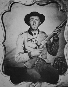 Nieznany żołnierz Konfederacji pozuje w pracowni fotograficznej (zdjęcie czarno-białe) autorstwa American Photographer