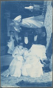 Bez tytułu (podwójna ekspozycja kilku osób we wnętrzu), lata 90. XIX wieku (zdjęcie) autorstwa American Photographer