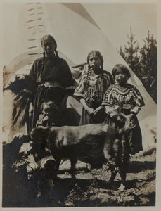 Kobieta, dwie dziewczynki i dziecko z psem, ok. 1900 r. Srebrna fotografia żelatynowa autorstwa American Photographer