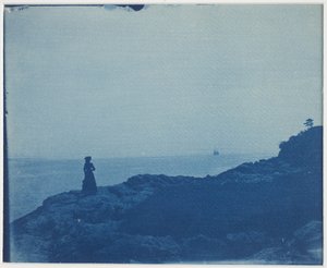 Kobieta ogląda szkunera ze skalistego cypla autorstwa American Photographer