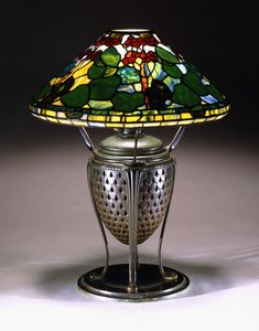 Lampa stołowa „Geranium” ze stożkowym kloszem i podstawą urny z siateczki z brązu ze wzorem rybich łusek, XX w. autorstwa American School