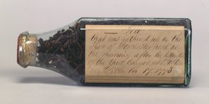 Liście herbaty Boston Tea Party w szklanej butelce, zebrane przez T.M. Harris, Dorchester Neck, grudzień 1773 autorstwa American School