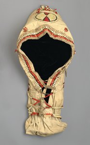Deska do kołyski z piórami, wykonana przez lud Arapaho, ok. 1870 (muślin, wierzba, pióro jeżozwierza i skóra jelenia) autorstwa American School