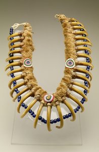 Naszyjnik Grizzly Bear Claw, Iowa, Rdzenni Amerykanie, ok. 1830 (skóra wydry, niedźwiedzie grizzly, szklane koraliki)