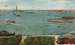 Port w Nowym Jorku z Baterii, przedstawiający Statuę Wolności i Ellis Island, ok. 1910 r. autorstwa American School