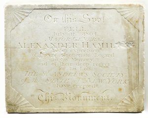 Tablica na cenotaf na miejscu śmiertelnie rannego Aleksandra Hamiltona podczas pojedynku z Aaronem Burrem, ok. 1805 (marmur) autorstwa American School