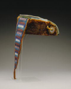 Turban, Mesquakie, ok.1880 (skóra wydry, tkanina bawełniana, jedwabna wstążka, szklane koraliki i pazur niedźwiedzia) autorstwa American School