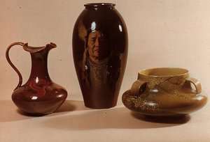 Wazon z portretem wodza Józefa z plemienia Nez Perce, sygnowany przez W.P. Macdonalda; dzban z motywem smoka sygnowany inicjałami Alberta R.Valentien; miska z japońskim motywem kwiatowym (ceramiczna) autorstwa American School