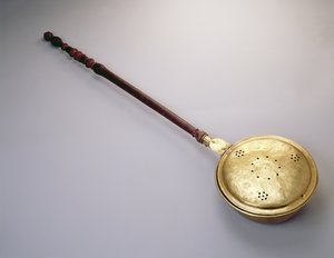 Patelnia grzewcza, prawdopodobnie z Bostonu, 1780-90 (mosiądz i klon lub brzoza)