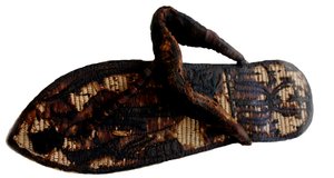 Sandał Tutanchamona zdobiony związanymi więźniami i symbolami sema-tawy, XIV w. pne