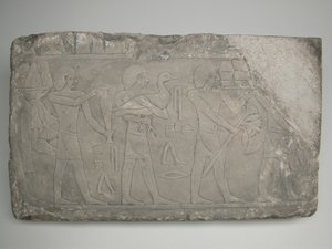 Fragment ściany z grobowca przedstawiający niosących ofiarę autorstwa Ancient Egyptian