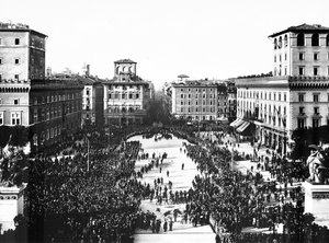Piazza Venezia w Rzymie podczas faszystowskich uroczystości ku czci Nieznanego Żołnierza na Altare della Patria (Ołtarz Ojczyzny), 11.04.1922 (zdjęcie czarno-białe) autorstwa Anderson Anderson