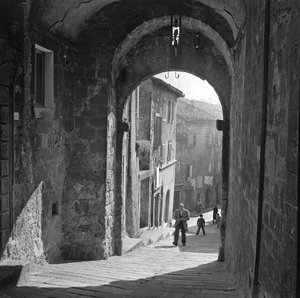 Widok na ulicę w Abbadia San Salvatore, Siena, Toskania, Włochy