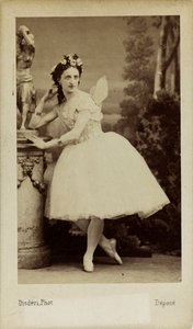 Portret baletnicy Marfy Muravyeva 1838-1879 w balecie Diavolina..., 1863. autorstwa Andre Adolphe Eugene Disderi