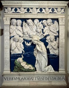 Szopka. Przedstawienie Trójcy Świętej z Bogiem, Jezusem Chrystusem i gołębicą Ducha Świętego. Ceramiczna płaskorzeźba autorstwa Andrei della Robbia