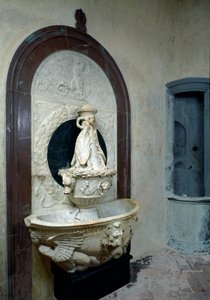 Chrzcielnica ze święconą wodą z elementami heraldycznymi, ok. 1430 (marmur) autorstwa Andrea del (attr. to) Verrocchio
