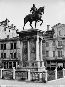 Pomnik konny kondotiera Bartolomeo Colleoni (1400-75) (brąz) (zdjęcie czarno-białe) autorstwa Andrea del Verrocchio