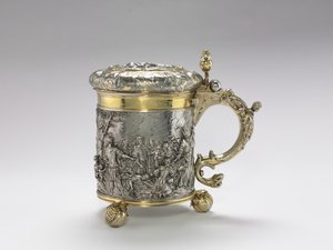 Kufel, koniec XVII wieku (srebrna blacha cięta i szwowa, ornament repoussé & chased, odlewana rączka i nóżki, częściowo złocone) autorstwa Andreas Brachfeldt