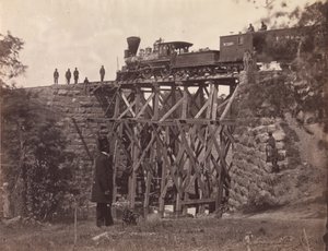 Most na trasie kolejowej Orange i Alexandria Rail Road, naprawiony przez inżynierów wojskowych pod kierunkiem pułkownika Hermana Haupta, 1865 (srebrny odbitka albumu z negatywu szklanego)