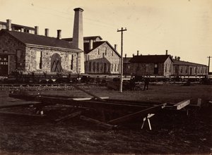 Płyta 17. Laramie Machine Shops, od południowego zachodu, 1869 r. (zdjęcie) autorstwa Andrew Joseph Russell
