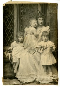 Księżna Evelyn i trójka dzieci, ok. 1899 (zdjęcie czarno-białe)