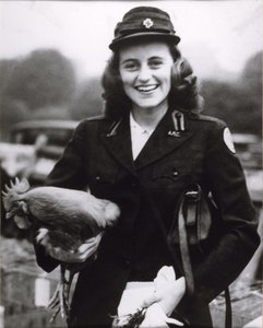 Kick Kennedy w mundurze Amerykańskiego Czerwonego Krzyża w Londynie, ok. 1943 (zdjęcie czarno-białe)