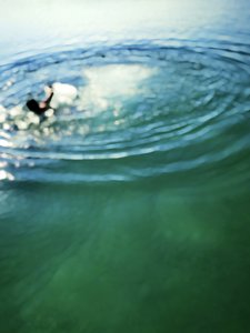 Surfer pod powierzchnią wody autorstwa Angelo Cerantola