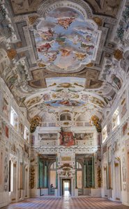 Sufit sali z Kwaterami Bolońskimi, Sala Gwardii, Pałac Książęcy Este, Sassuolo, Włochy autorstwa Angelo Michele Colonna