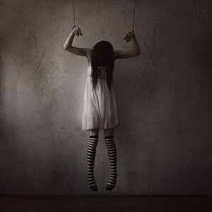 Nawiedzająca dziewczynka-marionetka autorstwa Anja Matko