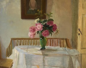Wnętrze domu Ancherów przy Markvej w Skagen, z różowymi chryzantemami w wazonie na stole. autorstwa Anna Ancher