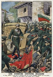 Pierwsza wojna bałkańska (Bałkany): car Bułgarii Ferdynand I (1861-1948) maszerujący na obce ziemie podbite przez jego armię w Mustafa-Paszy (Mustafa Pasza), obecnie Ferdynandowo, pietynuje broń i proporce wrogów””” ilustracja z „ Mały Dziennik”” autorstwa Anonymous Anonymous