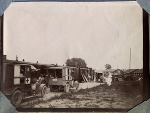 Pierwsza wojna światowa 1914-1918: Szczepienia żołnierzy przez pielęgniarki francuskiego Czerwonego Krzyża na stacji Saint Gilles (Saint-Gilles) w Kanale La Manche, Dolna Normandia (Dolna Normandia), Francja. Zdjęcia anonimowe czerwiec 1917. Zbiory prywatn autorstwa Anonymous Anonymous