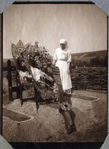 Pierwsza wojna światowa 1914-1918: pielęgniarka (Therese Pavillou?) w bluzie na grobie francuskiego sierżanta pilota Roux, który zmarł w wieku 21 lat w Couville, Manche, Dolna Normandia (Dolna Normandia), Francja. Anonimowe zdjęcie z lipca 1917. Zbiory pry autorstwa Anonymous Anonymous