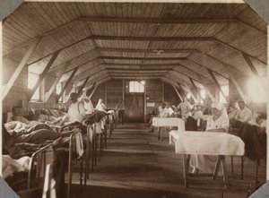 Pierwsza wojna światowa 1914-1918: ranni żołnierze i sanitariusze francuskiego czerwonego krzyża (czerwonego krzyża), obóz Couville nad kanałem La Manche, Dolna Normandia (Dolna Normandia), Francja. Anonimowe zdjęcie z lipca 1917. Zbiory prywatne, Stella. autorstwa Anonymous Anonymous