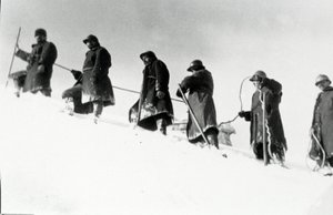 Pierwsza wojna światowa: włoscy myśliwi alpiniści (alpino lub alpini) podczas wspinaczki autorstwa Anonymous Anonymous