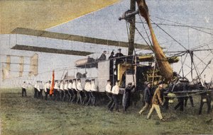 Z Compiegne do Londynu sterowcem: angielscy żołnierze holują sterowiec Bayard-Clement w hangarze w Wormwood Scrubbs. Rytownictwo. Jedna z gazet „Le petit parisien”” z dnia 30.10.1910. Prywatna kolekcja. autorstwa Anonymous Anonymous
