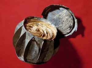 Les Boules de Moulins: cynkowe kule użyte podczas oblężenia Paryża w 1870 roku do przekazywania poczty, której Paryżanie nie mogli już odbierać. Zostały one wrzucone do Sekwany i odzyskane przez mieszkańców. autorstwa Anonymous Anonymous