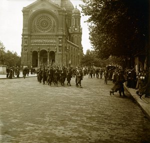 Fotografia - Szklana płyta stereoskopowa na temat I wojny światowej: W Paryżu młodzi rekruci po mobilizacji wyjeżdżają na front, kolekcja prywatna autorstwa Anonymous Anonymous