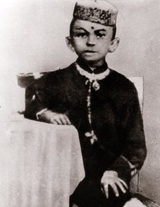 Portret przywódcy politycznego Mohandasa Karamchanda Gandhiego (1869-1948) dziecko - Fotografia około 1875 autorstwa Anonymous Anonymous