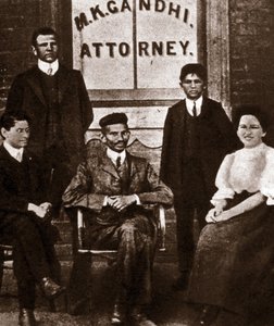 Portret przywódcy politycznego Mohandasa Karamchanda Gandhiego (1869-1948) prawnika w Durbanie w RPA. Fotografia 1893 autorstwa Anonymous Anonymous
