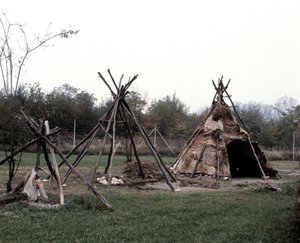 Galų kaimo palapinės rekonstrukcija. Burgundipolio archeodromas autorstwa Anonymous Anonymous