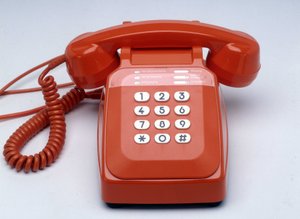 S63 pomarańczowy plastikowy telefon z kluczem autorstwa Anonymous Anonymous