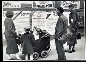 II wojna światowa (1939-1945): przechodnie czytają plakaty mobilizacyjne we wrześniu 1939 r. autorstwa Anonymous Anonymous