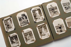 Martwa natura albumu fotograficznego (fotograficznego) około 1925 r. autorstwa Anonymous Anonymous