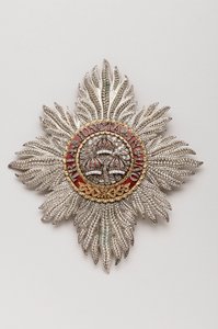 Wielka Brytania - Order Łaźni: Tablica Rycerska należąca do Jerzego IV (1762-1830), Regenta, a następnie króla Anglii (1820-1830) - Wyprodukowane przez Rundell, Bridge & Rundell, Londyn - 1813 - Złoto, srebro, diamenty i emalie - wys. 11,9 cm; szer. 10,6 c autorstwa Anonymous Anonymous